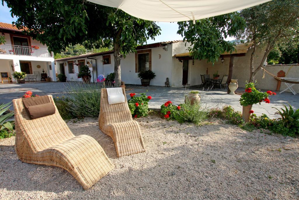 Casa Vacanze Borgo Borghese Сант'Алессіо-Сікуло Екстер'єр фото