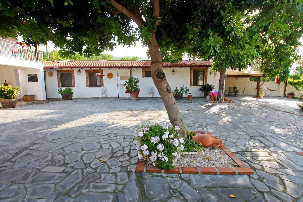 Casa Vacanze Borgo Borghese Сант'Алессіо-Сікуло Екстер'єр фото